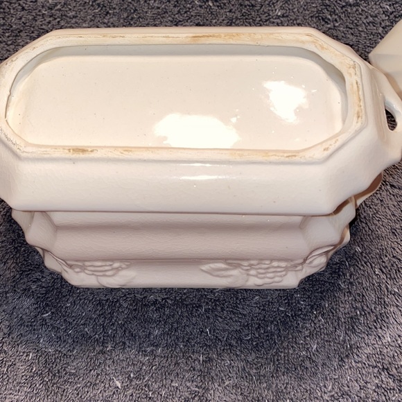 Very Vintage Gravy Bowl with Lid & Attached Saucer - Picture 8 of 9